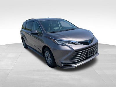 2022 Toyota Sienna LE 8 Passenger