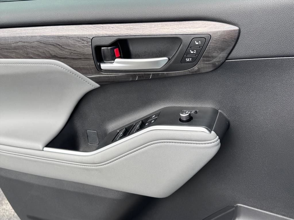 2024 Toyota Highlander Hybrid Platinum
