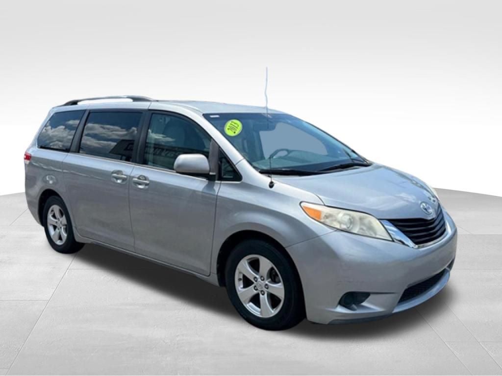 2013 Toyota Sienna LE 8 Passenger