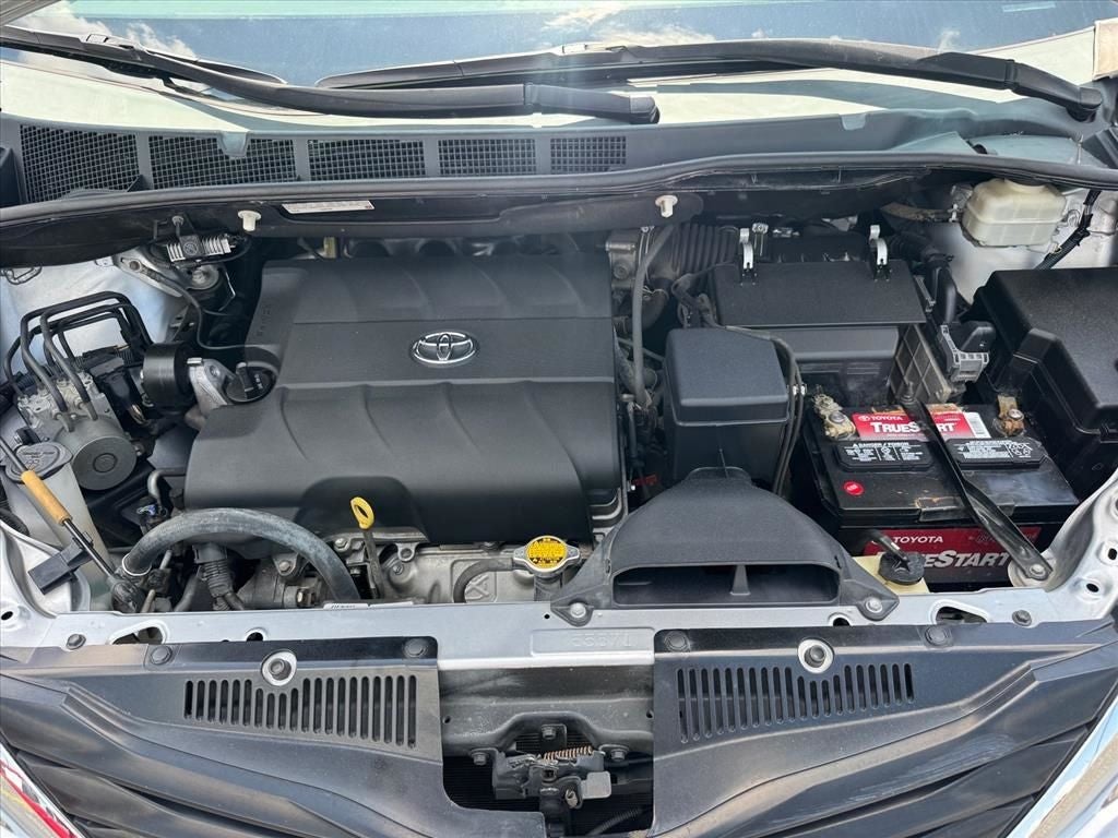 2013 Toyota Sienna LE 8 Passenger
