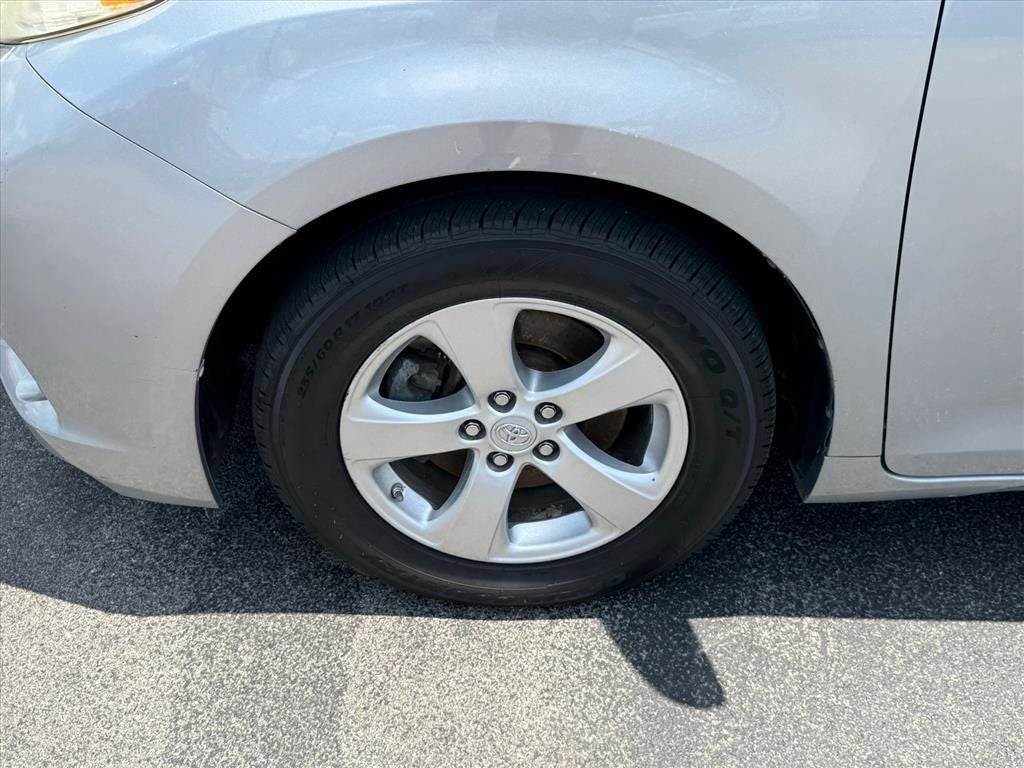 2013 Toyota Sienna LE 8 Passenger