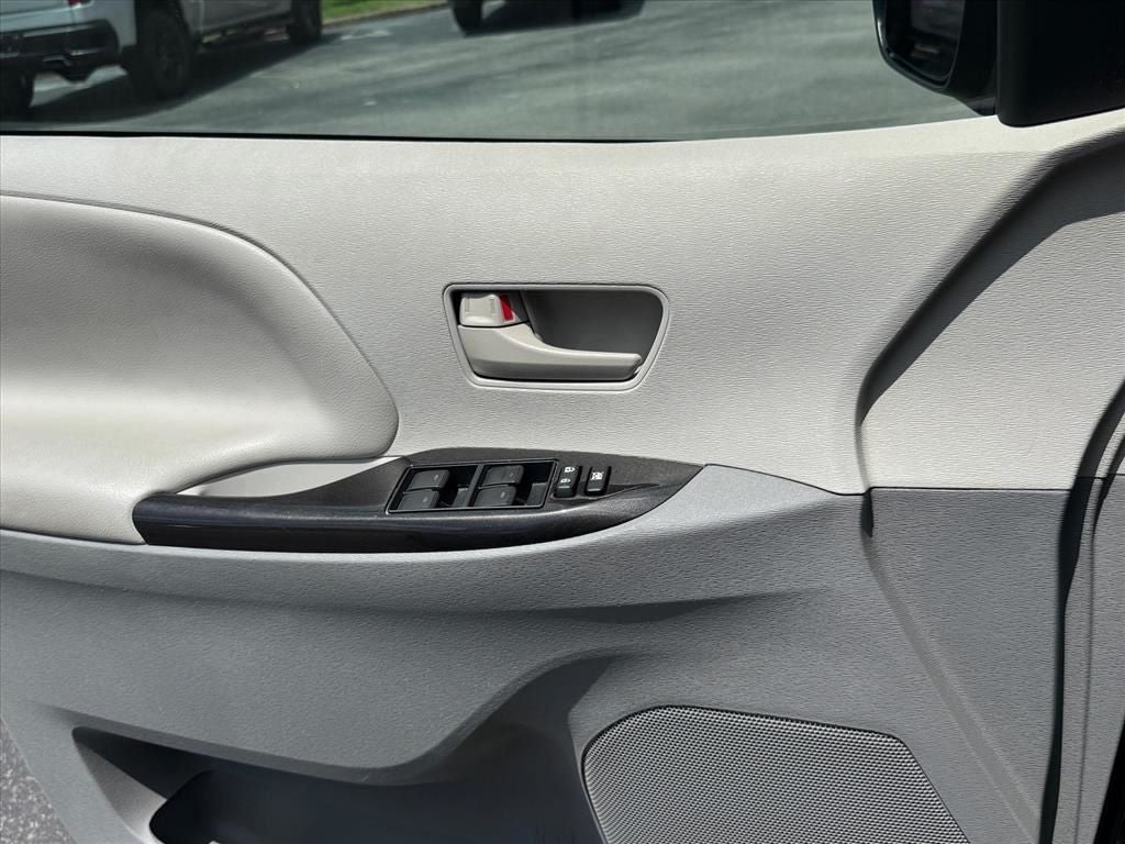 2013 Toyota Sienna LE 8 Passenger