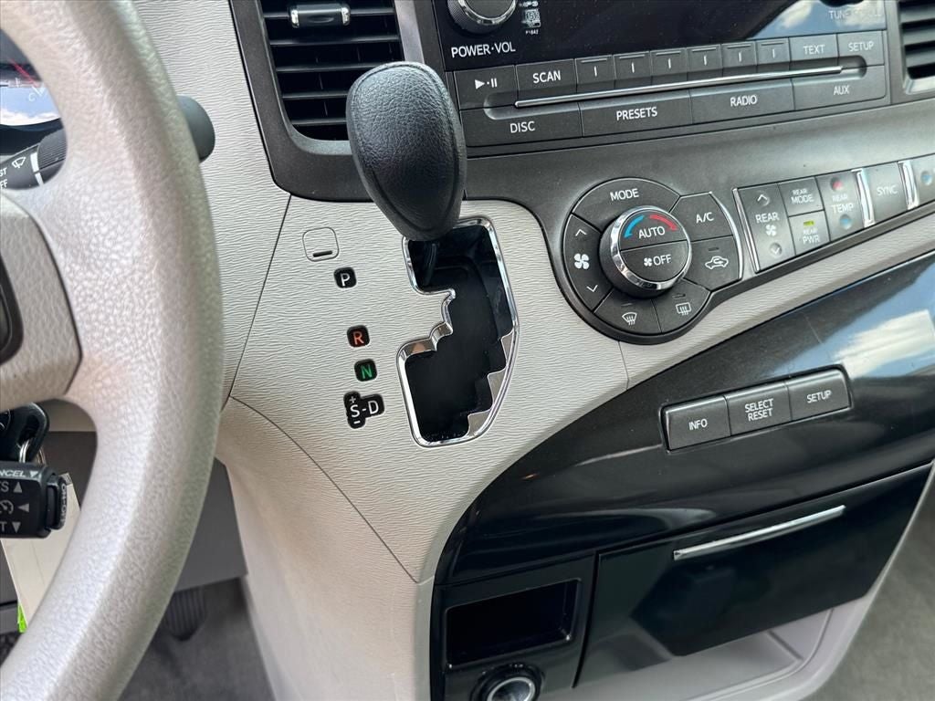 2013 Toyota Sienna LE 8 Passenger