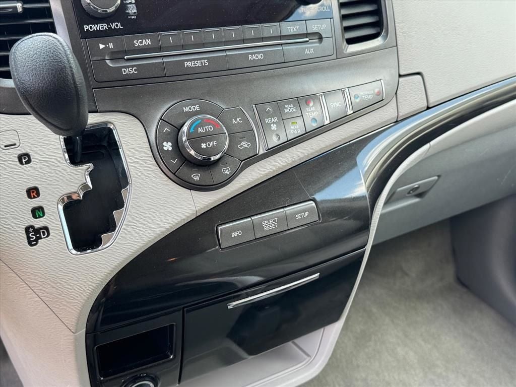 2013 Toyota Sienna LE 8 Passenger