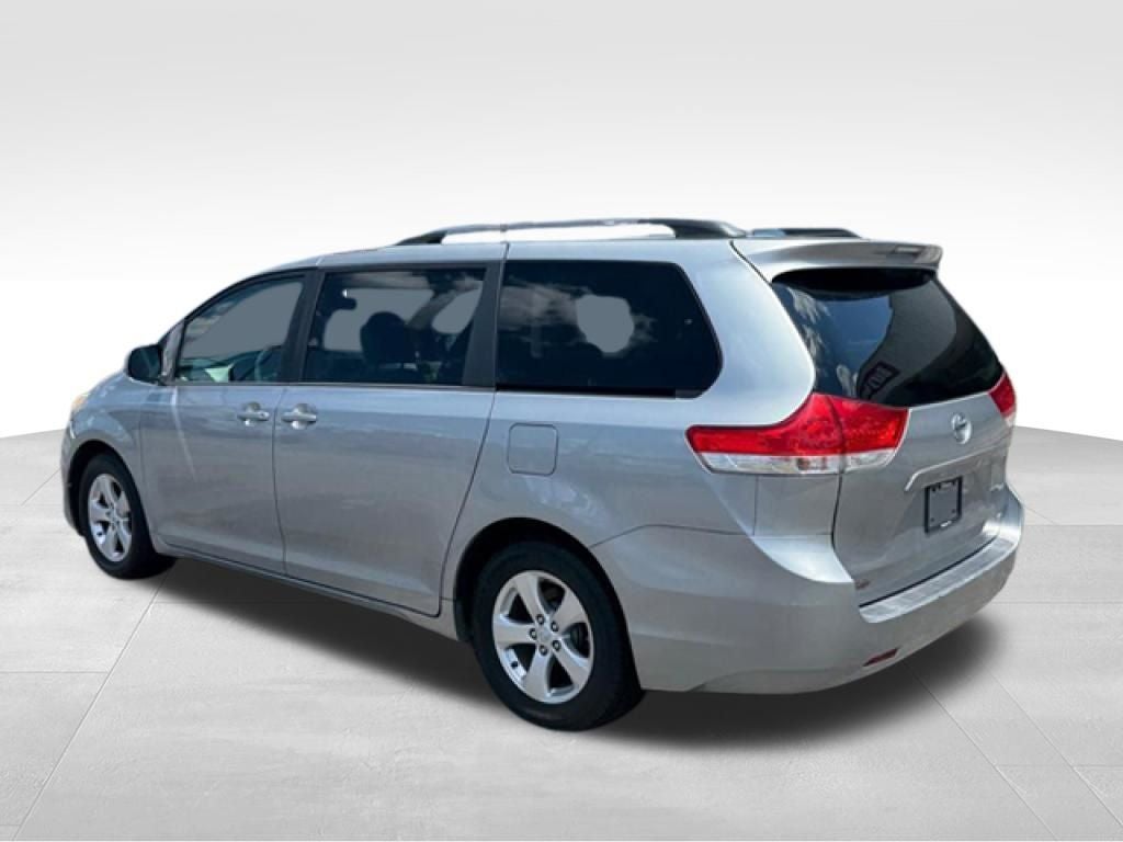 2013 Toyota Sienna LE 8 Passenger