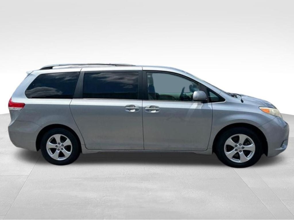 2013 Toyota Sienna LE 8 Passenger