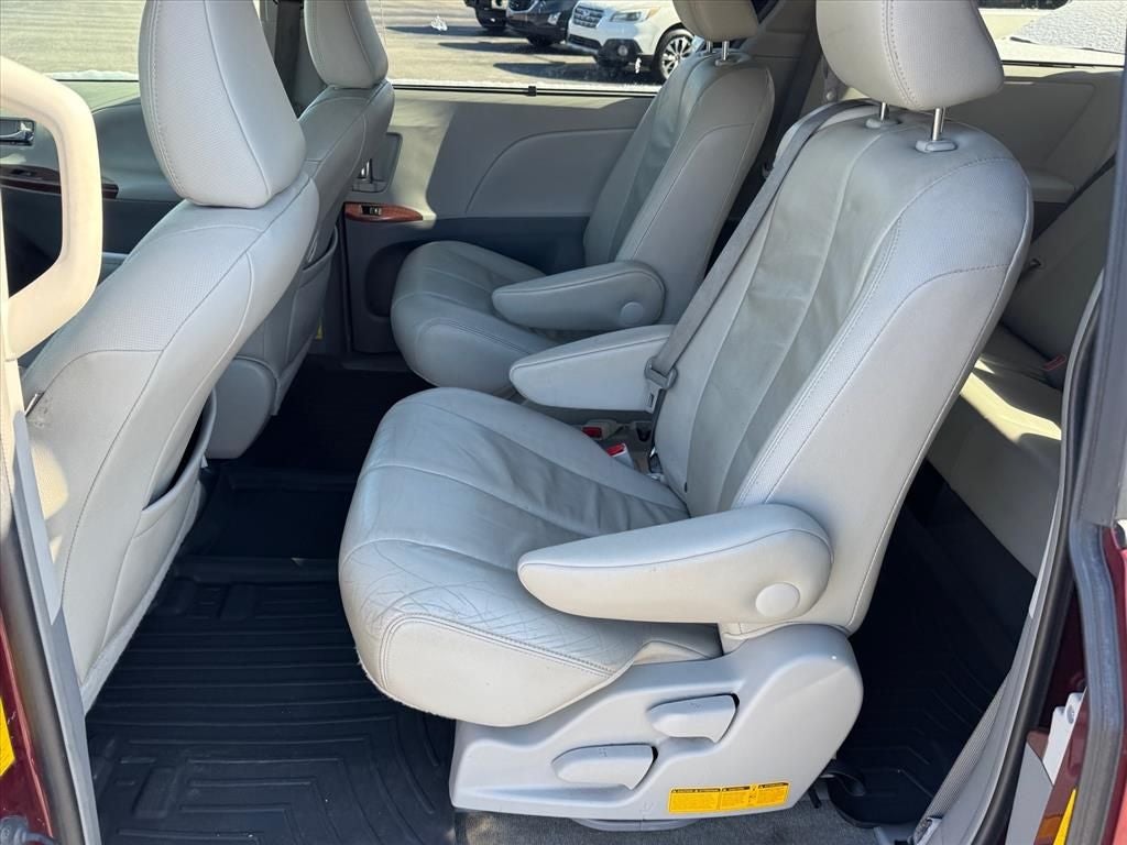 2014 Toyota Sienna XLE 8 Passenger