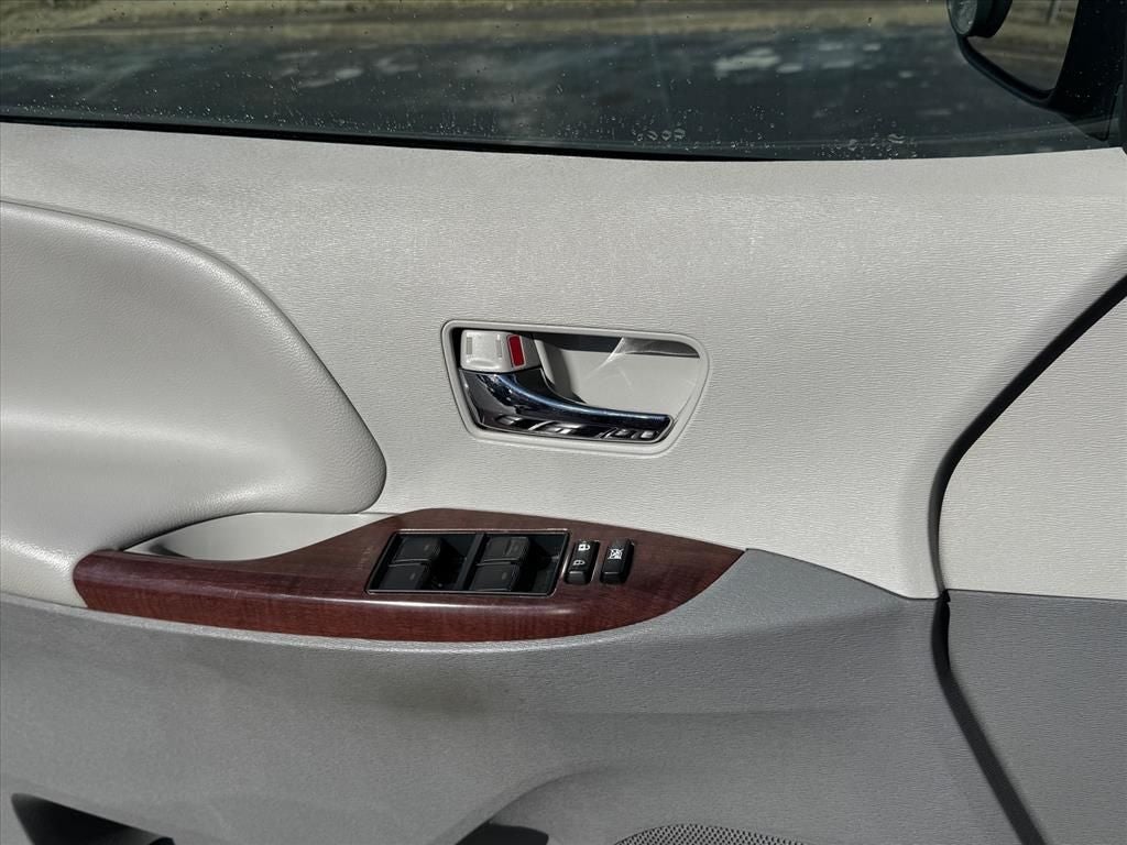 2014 Toyota Sienna XLE 8 Passenger