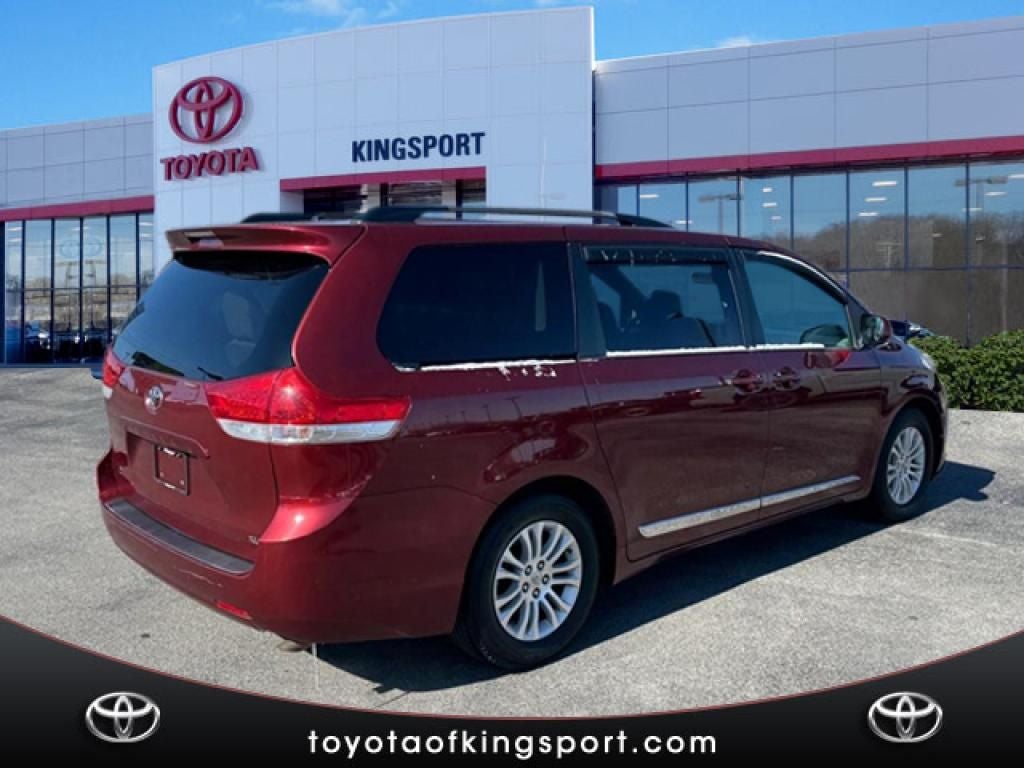 2014 Toyota Sienna XLE 8 Passenger