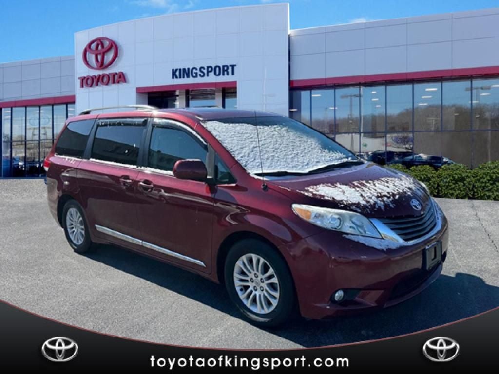 2014 Toyota Sienna XLE 8 Passenger