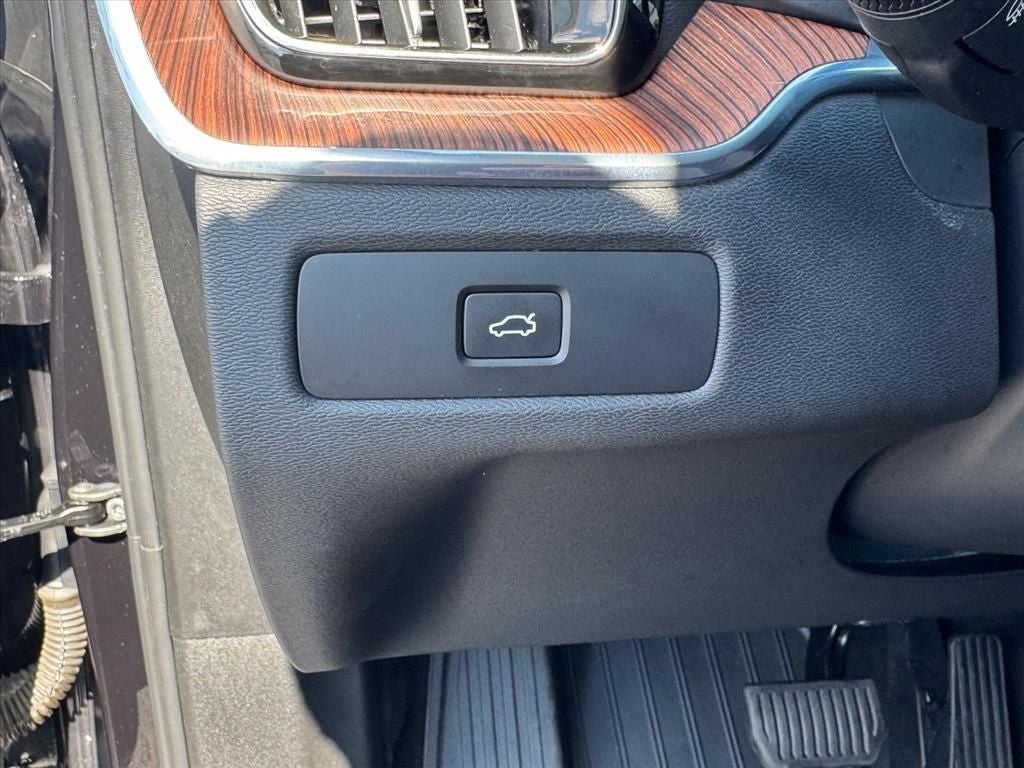 2024 Volvo XC60 B5 Plus Dark Theme
